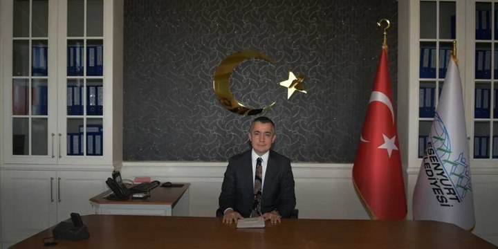 Atanan kayyımın ilk icraatı seçilmiş Başkan Ahmet Özer imzalı Cumhuriyet Bayramı afişlerini sökmek oldu!