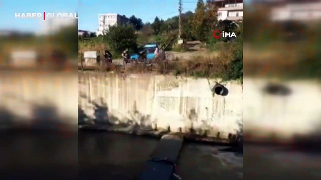 Dereye düşen karacayı vatandaşlar kurtardı