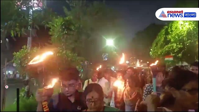 ন্যায় বিচারের দাবির ৮০ দিন পার, মশাল হাতে CGO অভিযান জুনিয়র চিকিৎসকদের