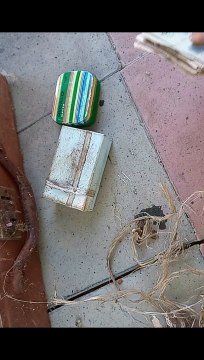 “¡Somos ricas!”: Dos mujeres descubren un “tesoro” en el piso de su propia casa