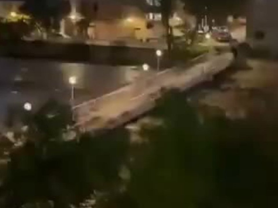 Flutkatastrophe in Spanien: Wassermassen reißen Brücke weg