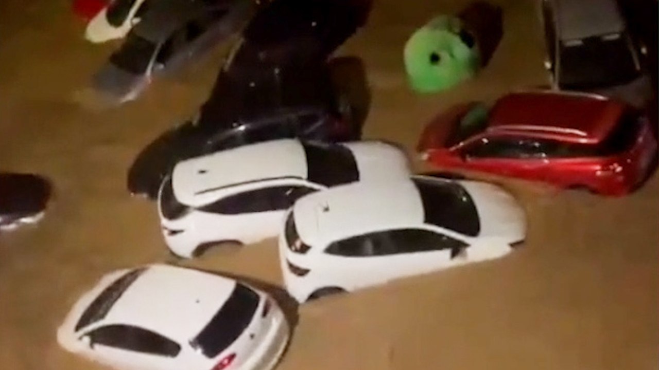 Erschreckendes Video zeigt, wie Fluten in Spanien Fahrzeuge wegspülen