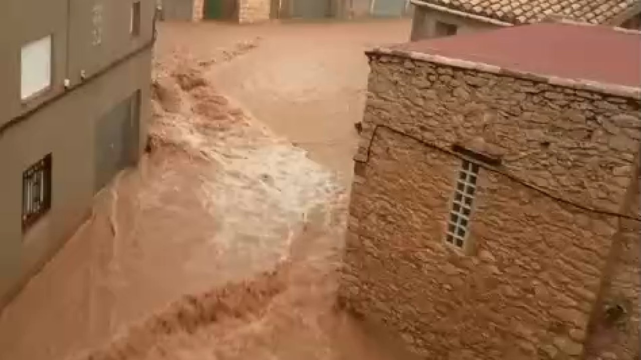 El agua tomando las calles de Tírig, un pueblo de la provincia de Castellón.