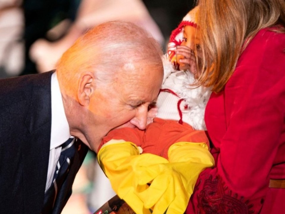 Joe Biden geht viral! Präsident knabbert Baby an?