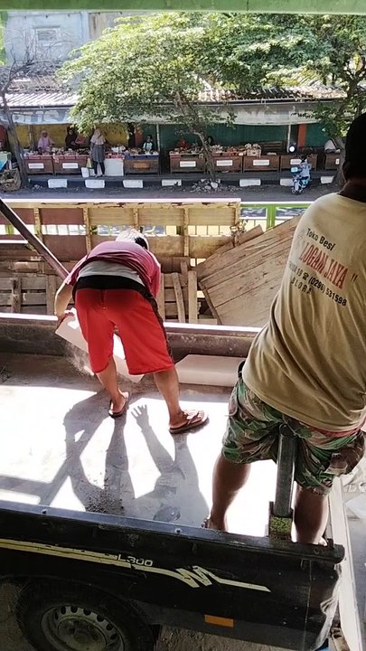 lagi bongkar bata ringan
