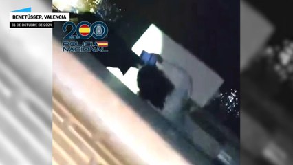 Policía fuera de servicio salva a vecina de Benetusser (Valencia) con una cuerda hecha con sábanas