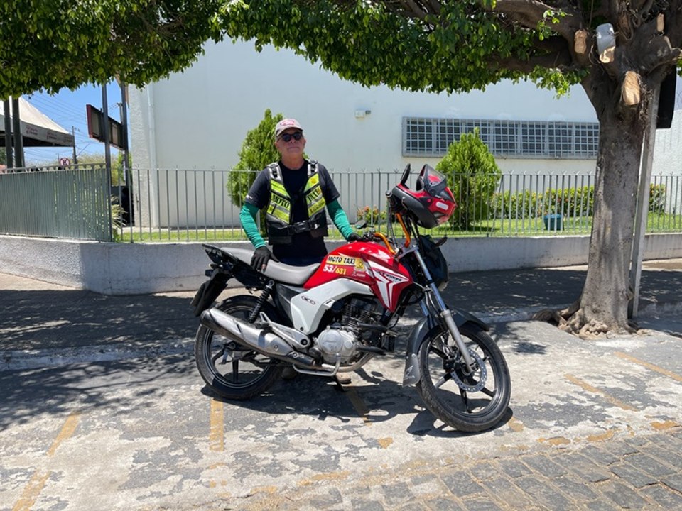 Mototaxista cobra cobertura no posto 53, em Cajazeiras; gestão diz que vai resolver problema