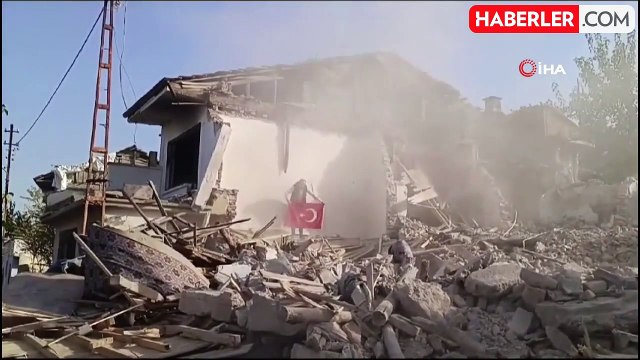 Malatya'da Yıkım Sırasında Türk Bayrağına Saygı