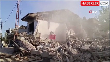 Malatya'da Yıkım Sırasında Türk Bayrağına Saygı