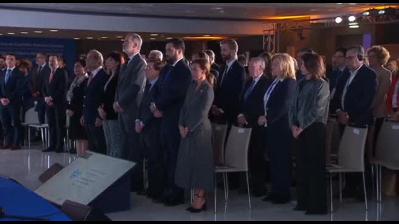 Inondazioni a Valencia, re Felipe VI osserva un minuto di silenzio