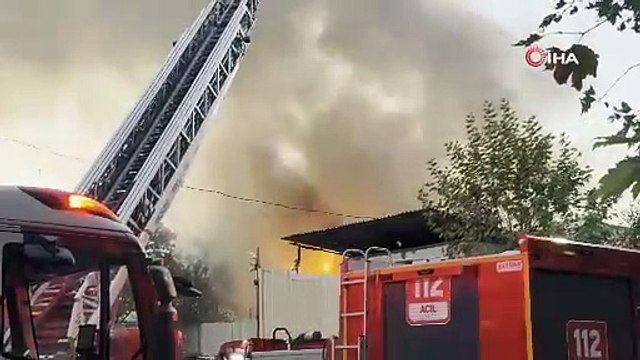 Kocaeli'de palet deposunda büyük yangın: Müdahale sürüyor!