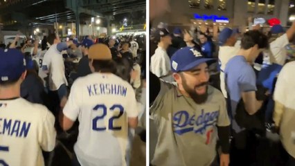 La afición de Dodgers festeja con 'El sonidito' a las afueras del Yankee Stadium