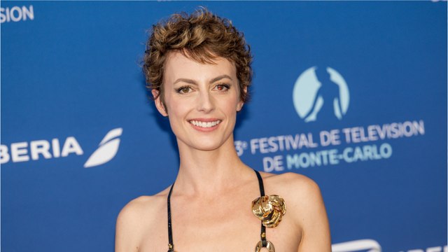 GALA VIDEO - Sara Mortensen : pourquoi elle a été obligée de porter une perruque dans la série Astrid et Raphaëlle