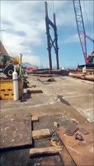 Operario logra escapar del terrible colapso de una estructura que no pudo sostener una grúa 