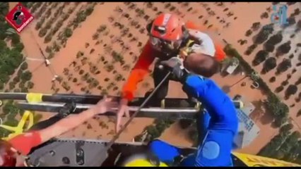 Spagna, bimbo di un anno salvato in elicottero dai pompieri di Alicante