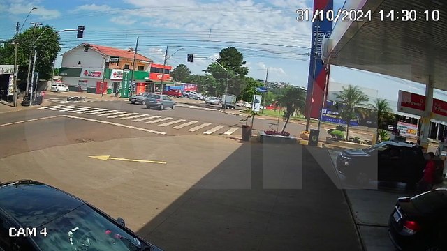 Vídeo flagra acidente que deixou mulher e criança feridas em cruzamento com semáforo
