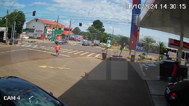 Vídeo flagra acidente que deixou mulher e criança feridas em cruzamento com semáforo