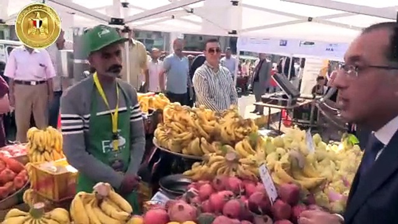 رئيس الوزراء يتفقد سوق اليوم الواحد بمحطة الرمل بالإسكندرية