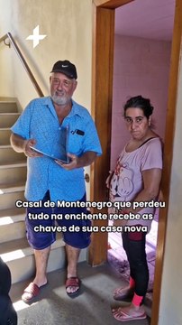 Casal de Montenegro que perdeu tudo na enchente recebe as chaves de sua casa nova