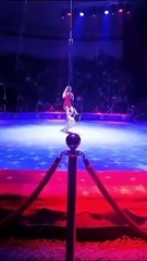 Una artista de circo rusa se rompe las manos