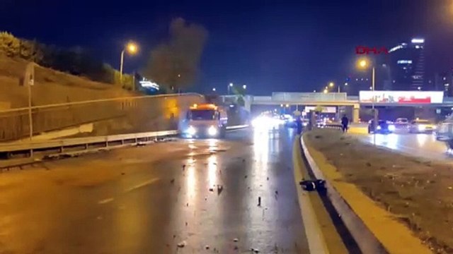 İstanbul- Maltepe'de, sürücüsünün direksiyon hakimiyetini kaybettiği otomobil, otobüs durağını yıktı: 4 yaralı