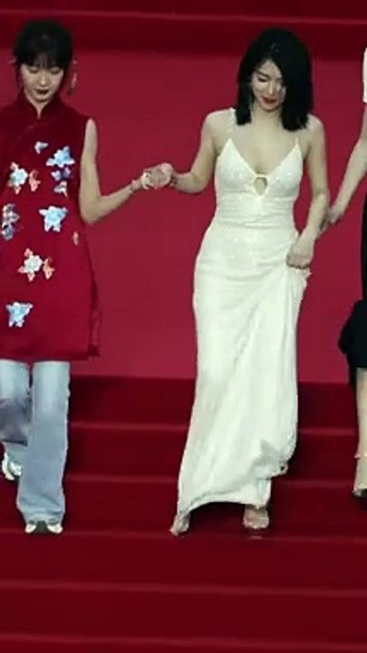 性感女明星差点摔了一跤 Sexy starlet almost falls#女明星