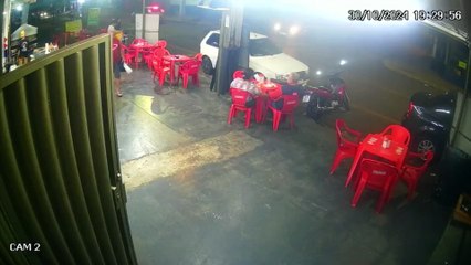 Cachorro surpreende homem distraído ao devorar espetinho de carne