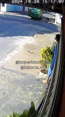 Câmera flagra momento em que ônibus passa por cima de moto e piloto escapa ileso