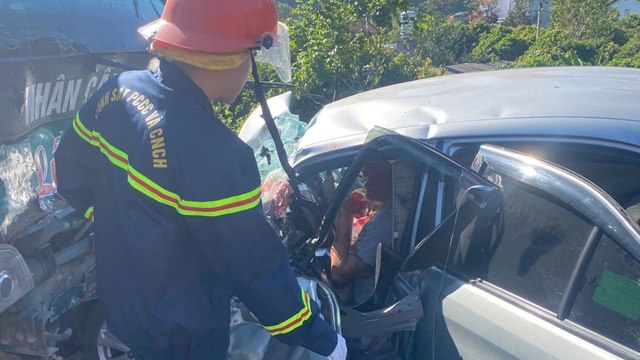 Lạng Sơn: Giải cứu tài xế bị mắc kẹt trong xe sau tai nạn