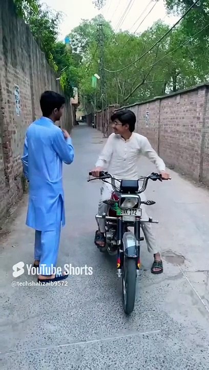 Bhi Kis taraf ja rhy ho #viral #funnyprank #shortvideo #shahzaibbhai172 #prankideas #youtube #views (1)