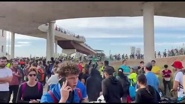 Cientos de voluntarios en València marchan a pie a las zonas más afectadas