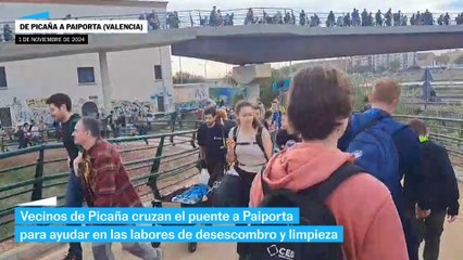 Vecinos de Picaña cruzan el puente a Paiporta para ayudar en labores de limpieza