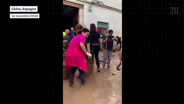 Espagne : dans Chiva, les habitants continuent de déblayer les maisons et les rues