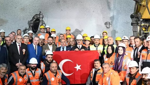 Bakan Abdulkadir Uraloğlu, ‘Çamlıhemşin Tüneli Işık Görme Töreni’ne katıldı