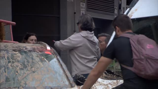 La falta de suministros agrava la situación de las zonas arrasadas por las riadas