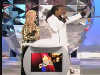 Britney Spears remet un Award d'Honneur à Madonna au NRJ en