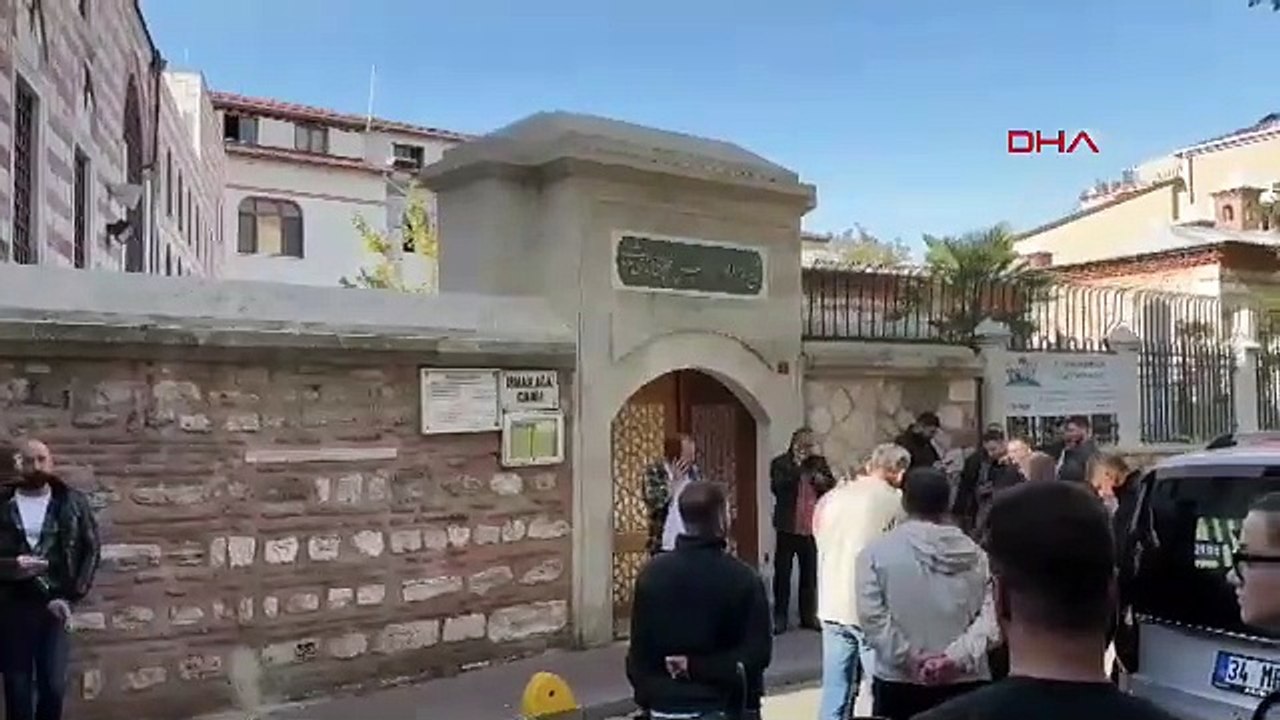 İstanbul -  Fatih'te cami avlusunda silahla havaya ateş edip kaçtı-1