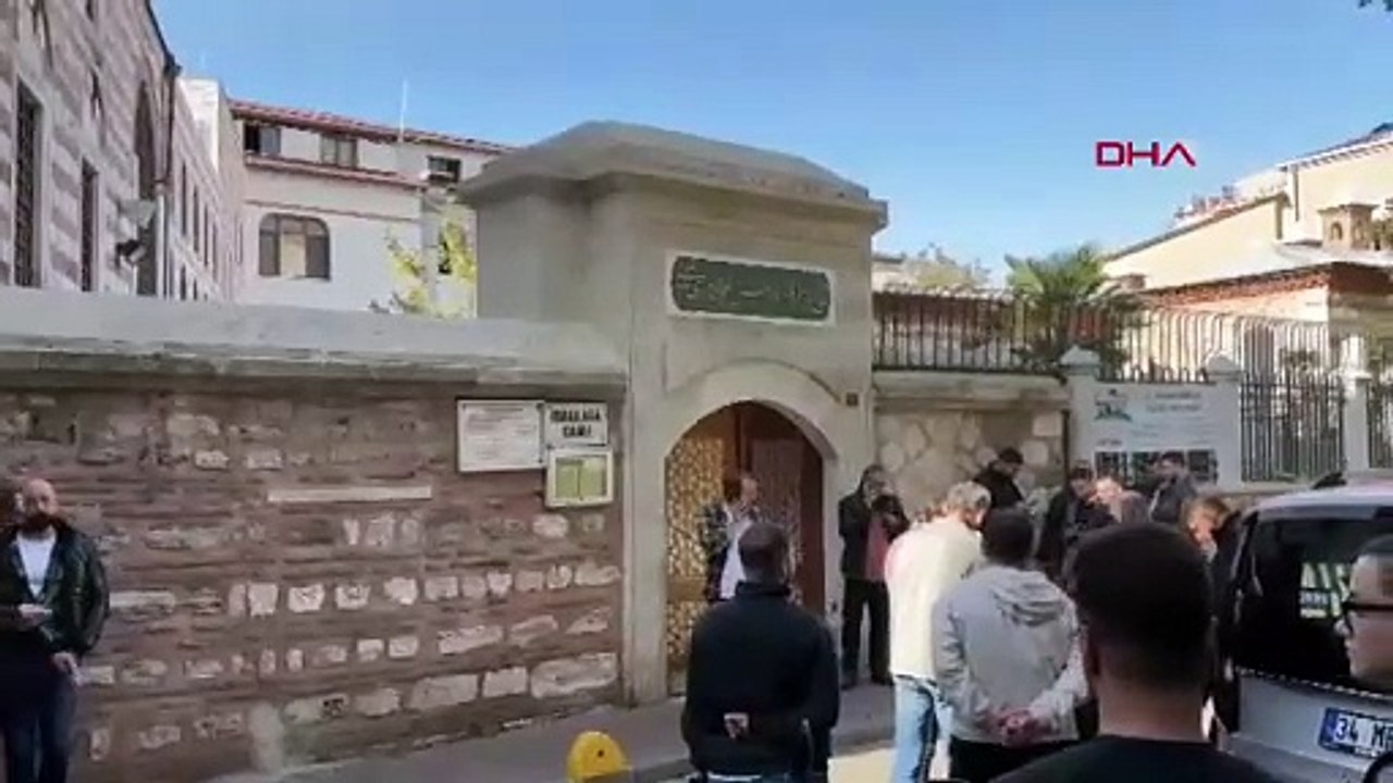 İstanbul -  Fatih'te cami avlusunda silahla havaya ateş edip kaçtı-1