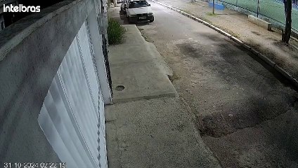 Vídeo registra fuga de clientes de bar durante ataque de criminosos na Baixada