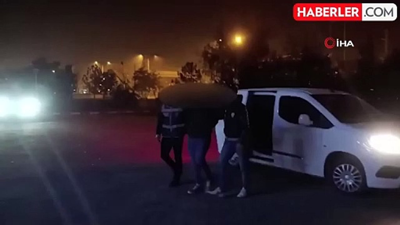 İstiklal Marşı'nda ayağa kalkmayan iki kişi gözaltına alındı