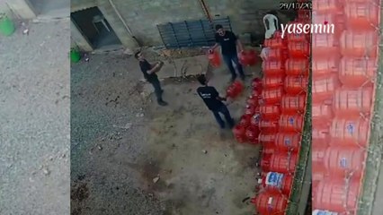 Damacanaları düşürmeden dizmeye çalıştılar! Olağan dışı görüntülere imza attılar