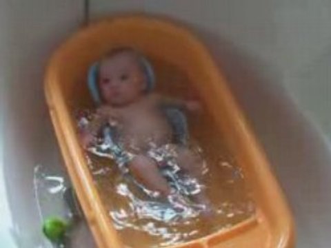 Mathys dans son bain HD