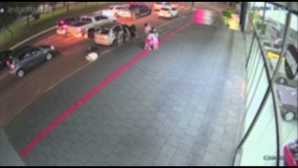 Empresário encontra pacote de fezes  em frente a comércio e câmeras revelam ocorrido