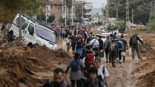 VÍDEO | Cientos de voluntarios desbordan, con ayuda y donaciones, los municipios dañados en Valencia