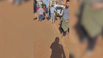 Los vecinos lavan fruta llena de barro en Valencia para compartirla con los afectados por la DANA