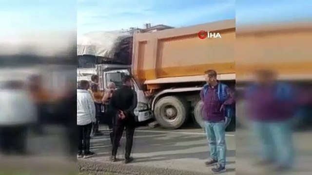 Kamyonet kamyona arkadan çarptı: 1 yaralı