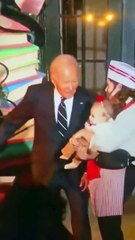Polémica por las imágenes de Joe Biden mordiendo bebés en Halloween