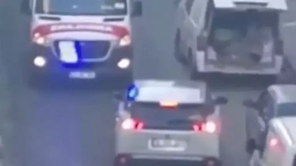 İstanbul Küçükçekmece’de, otomobil sürücüsünün ambulansa yol vermediği anlar kamerada