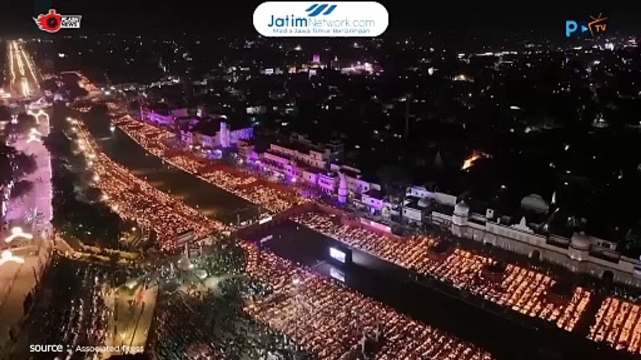 Masyarakat India Merayakan Dewali di Tepi Sungai Saryu