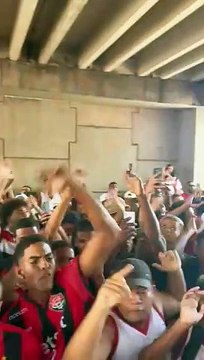 Torcida do Vitória realiza ´´Aeronego´´ para incentivar jogadores no duelo contra o Athletico-PR
